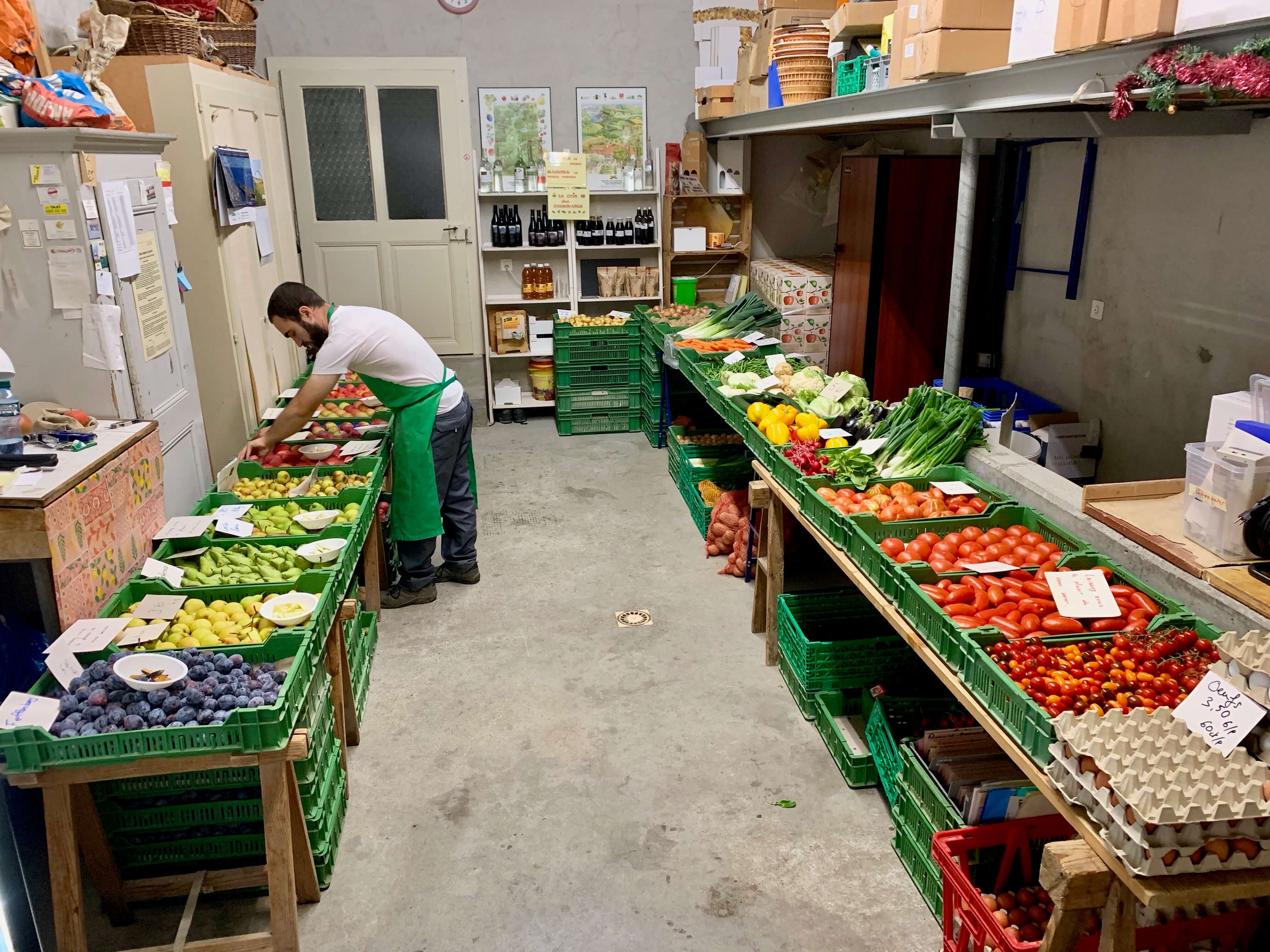 Tous les vendredis après midi, de 14h00 à 18h30, la famille Blondel vous accueille à la ferme pour vous proposer des produits locaux de Production Intégrée (PI). Vous trouverez des fruits et des légumes de la région, mais également de la viande ainsi que des produits laitiers. Venez nous rendre visite !