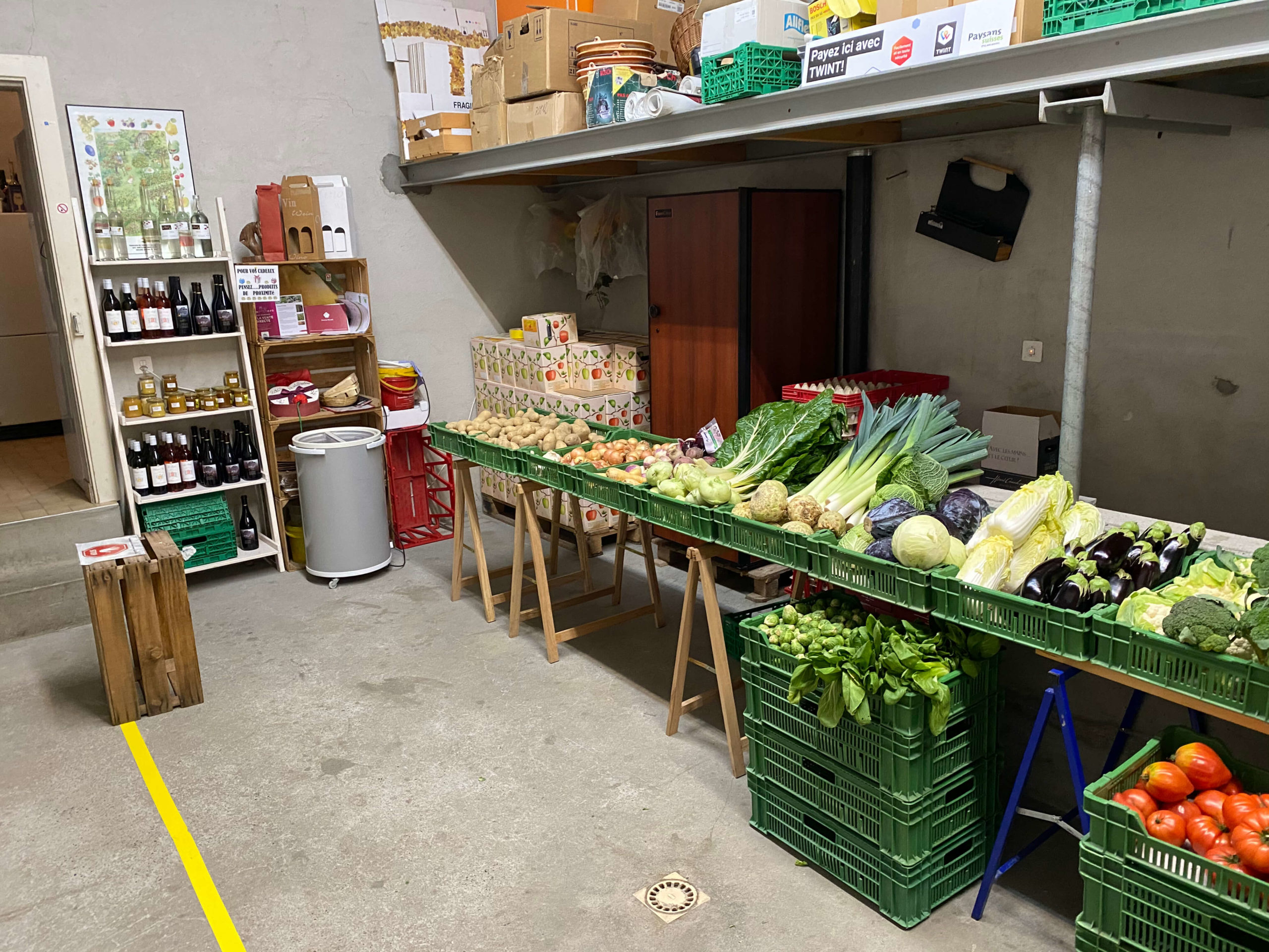 Tous les vendredis après midi, de 14h00 à 18h30, la famille Blondel vous accueille à la ferme pour vous proposer des produits locaux de Production Intégrée (PI). Vous trouverez des fruits et des légumes de la région, mais également de la viande ainsi que des produits laitiers. Venez nous rendre visite !