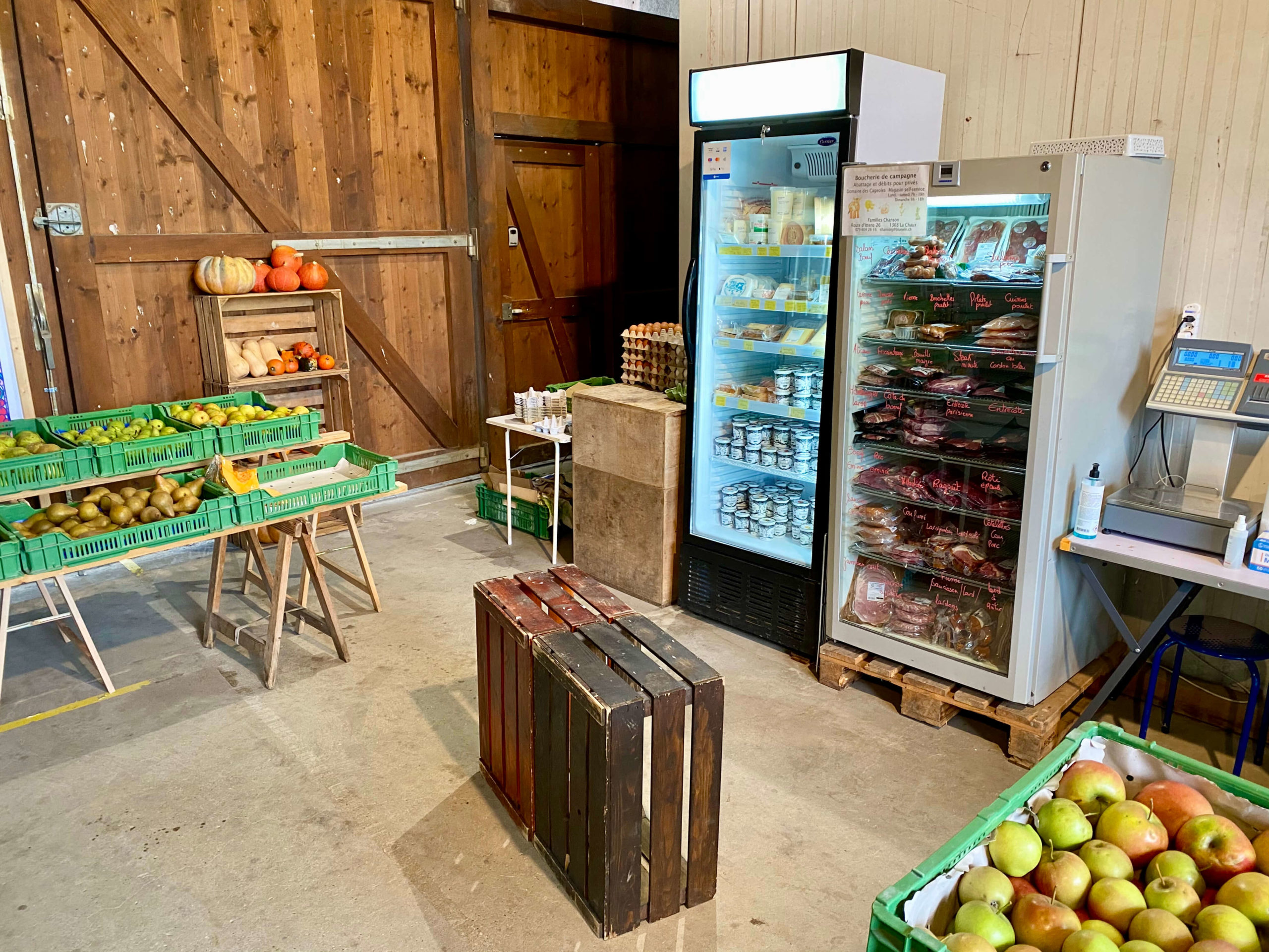 Tous les vendredis après midi, de 14h00 à 18h30, la famille Blondel vous accueille à la ferme pour vous proposer des produits locaux de Production Intégrée (PI). Vous trouverez des fruits et des légumes de la région, mais également de la viande ainsi que des produits laitiers. Venez nous rendre visite !