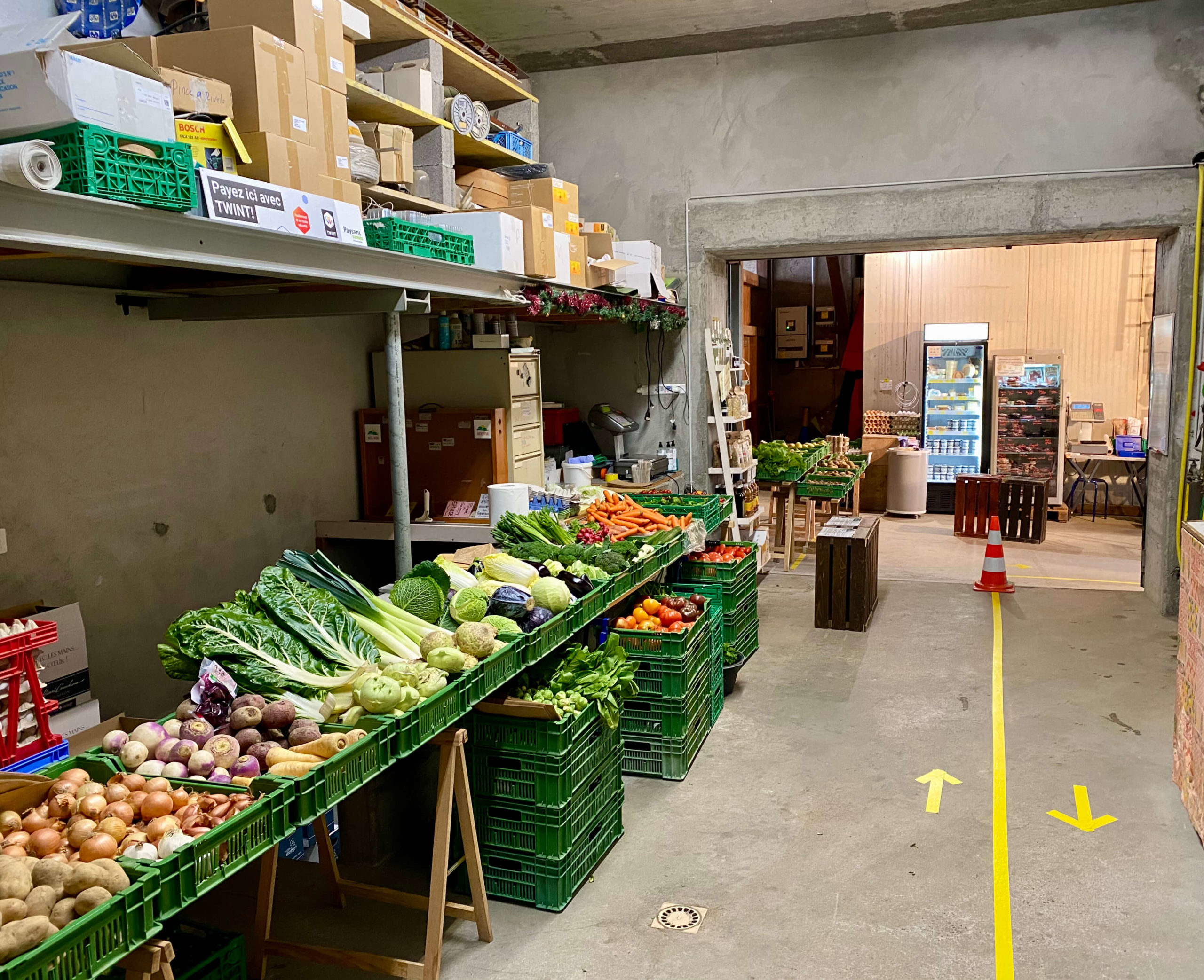 Tous les vendredis après midi, de 14h00 à 18h30, la famille Blondel vous accueille à la ferme pour vous proposer des produits locaux de Production Intégrée (PI). Vous trouverez des fruits et des légumes de la région, mais également de la viande ainsi que des produits laitiers. Venez nous rendre visite !