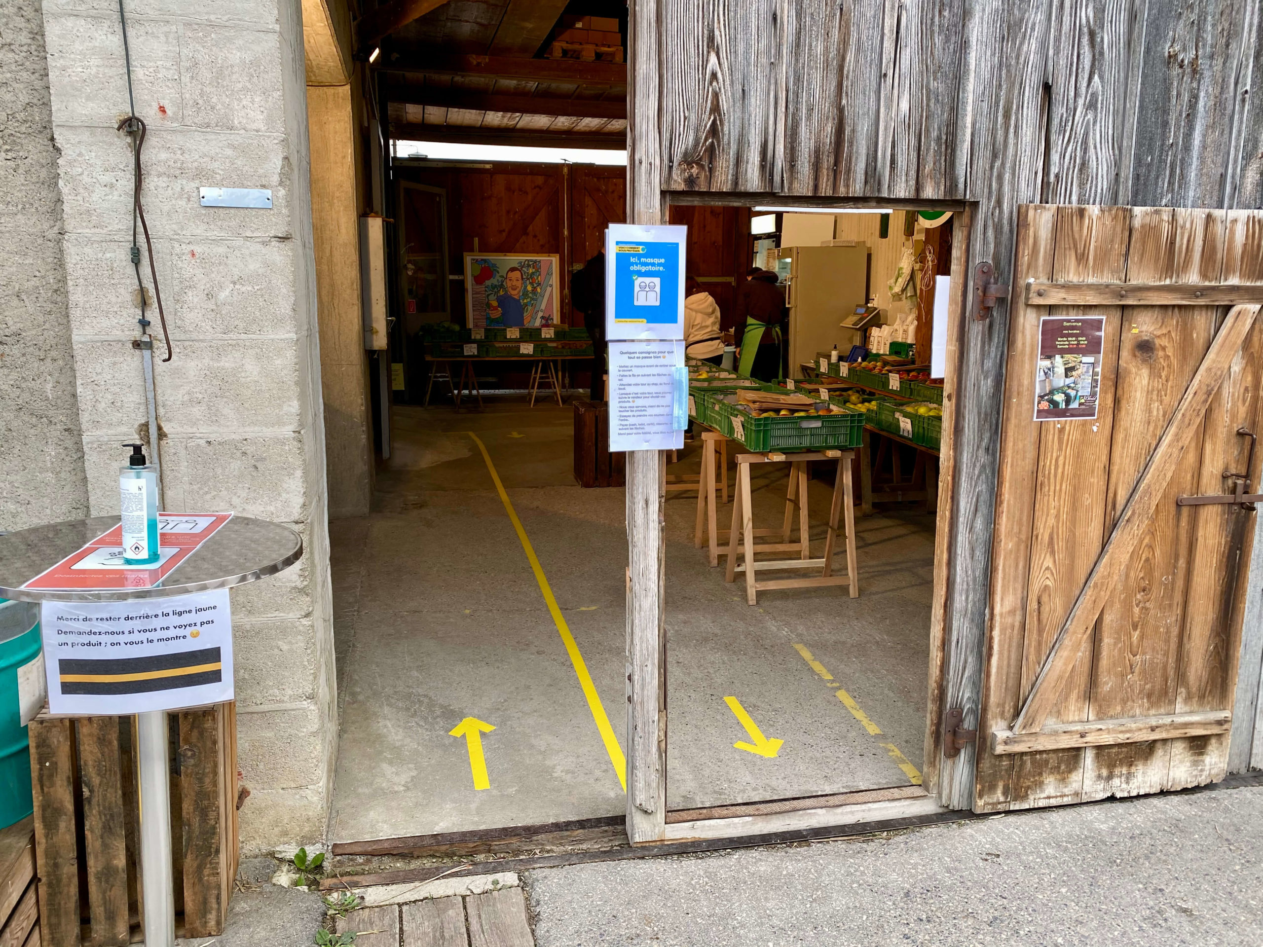 Tous les vendredis après midi, de 14h00 à 18h30, la famille Blondel vous accueille à la ferme pour vous proposer des produits locaux de Production Intégrée (PI). Vous trouverez des fruits et des légumes de la région, mais également de la viande ainsi que des produits laitiers. Venez nous rendre visite !